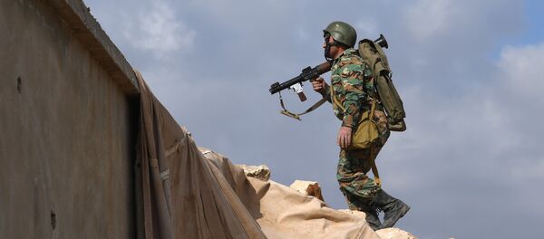 Военнослужащий сирийской армии в районе Алеппо Военнослужащий сирийской армии в районе Алеппо - Sputnik Latvija