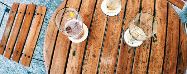 Пивные бокалы на столе Пивные бокалы на столе - Sputnik Latvija