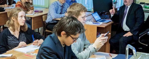 Учитель во время урока Учитель во время урока - Sputnik Latvija