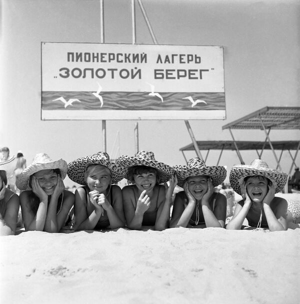 На пляже детского лагеря Золотой берег в Анапе, 1971 год - Sputnik Латвия