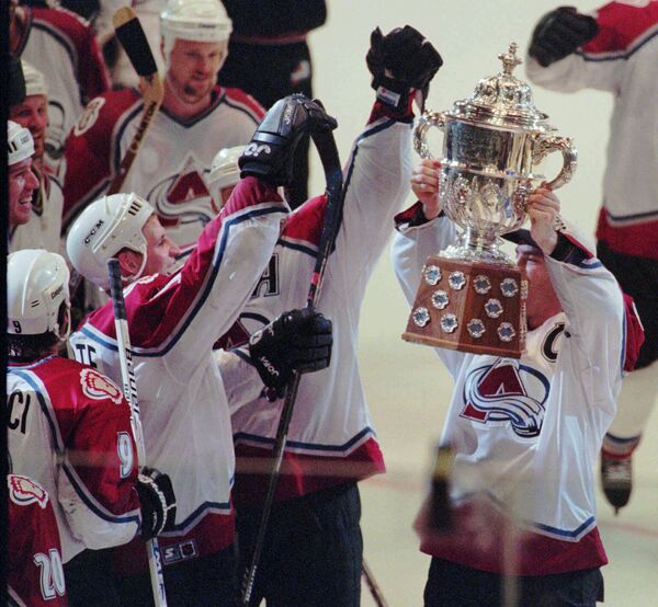 Двадцать три года назад первый и единственный латвиец выиграл Кубок Стэнли - Sputnik Латвия