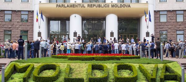 Акция протеста с требованием признать результаты выборов мэра Кишинева у здания парламента - Sputnik Latvija