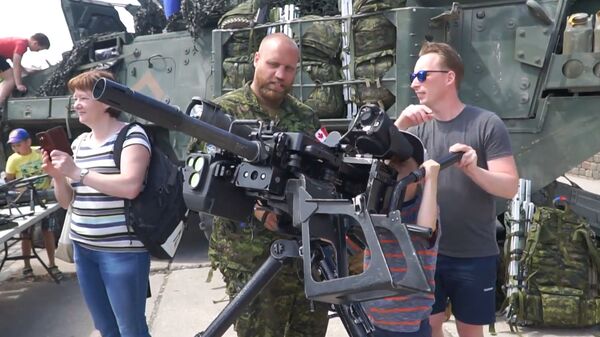 Война войну кормит: эксперт рассказал, на что живут войска в Балтии - Sputnik Латвия