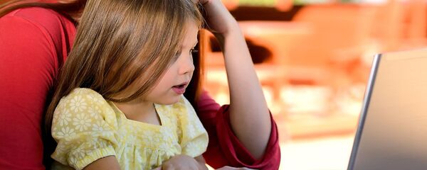 Девочка за компьютером Девочка за компьютером - Sputnik Latvija