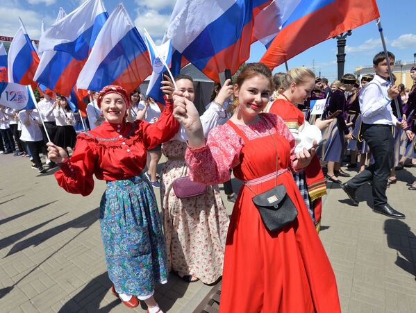Девушки на праздновании Дня России в Челябинске - Sputnik Латвия