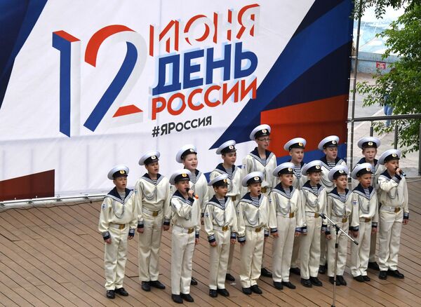Militāri patriotiskā kluba audzēkņu uzstāšanās Krievijas dienas svinībās Vladivostokā - Sputnik Latvija