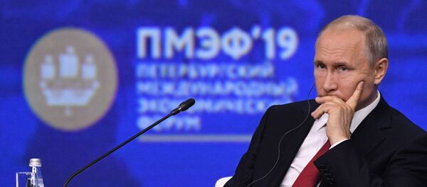 Президент РФ В. Путин на Петербургском международном экономическом форуме Президент РФ В. Путин на Петербургском международном экономическом форуме - Sputnik Latvija