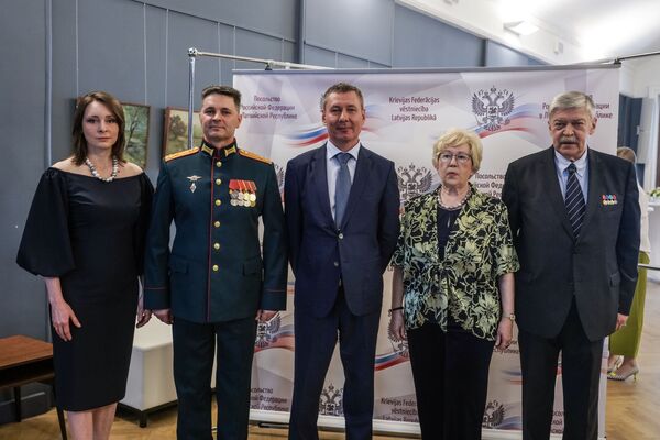 Высший эшелон российского посольства встречал гостей - Sputnik Латвия