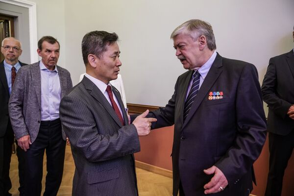 Евгений Лукьянов и бывший посол Республики Корея в Латвии Сеонг Джин Хан - Sputnik Латвия