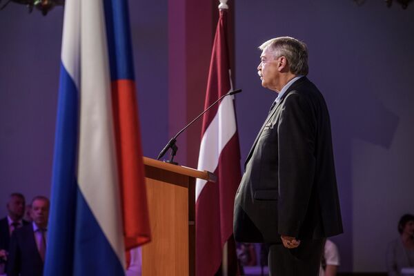 Посол России в Латвии Евгений Лукьянов выступает с торжественной речью в честь Дня России - Sputnik Латвия
