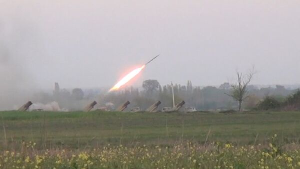 Ракетные установки Азербайджана ударили по Нагорному Карабаху. Кадры обстрела - Sputnik Latvija