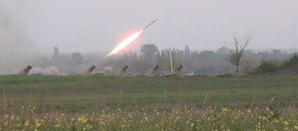 Ракетные установки Азербайджана ударили по Нагорному Карабаху. Кадры обстрела Ракетные установки Азербайджана ударили по Нагорному Карабаху. Кадры обстрела - Sputnik Latvija