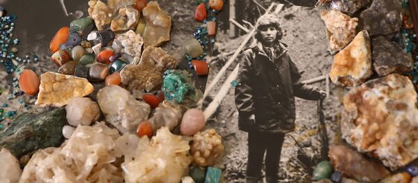 Картина Зары Скрипник - на черно-белой фотографии она сама в далеком прошлом на Урале Картина Зары Скрипник - на черно-белой фотографии она сама в далеком прошлом на Урале - Sputnik Латвия