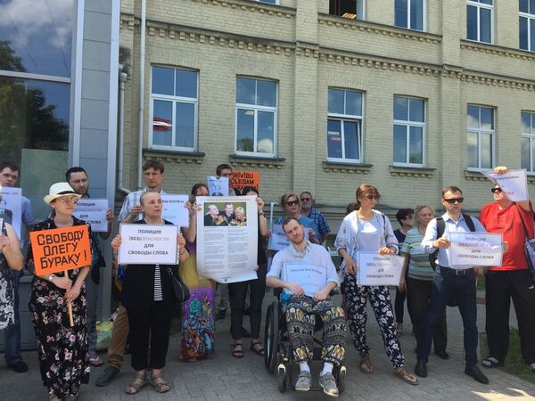 Жара под 40, народ стоит: Фемида в Латвии проиграла российской - арест Бурака продлили Жара под 40, народ стоит: Фемида в Латвии проиграла российской - арест Бурака продлили - Sputnik Латвия