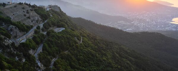 Вид на Ялту с горы Ай-Петри в Крыму Вид на Ялту с горы Ай-Петри в Крыму - Sputnik Latvija