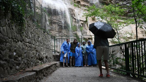 Группа туристов фотографируется на водопаде Учан-Су в окрестностях Ялты в Крыму - Sputnik Latvija