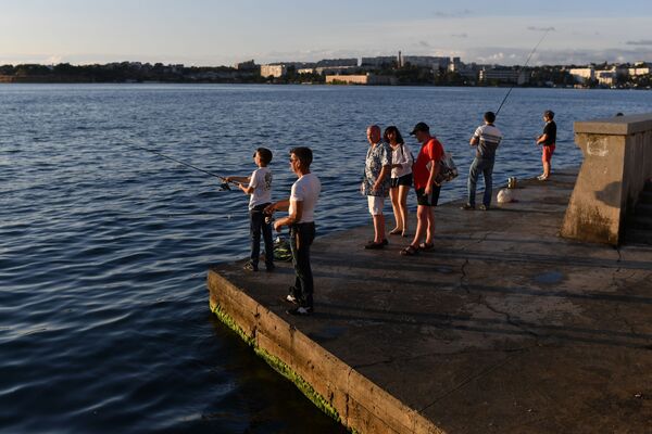 Отдыхающие на набережной в Севастополе в Крыму - Sputnik Латвия