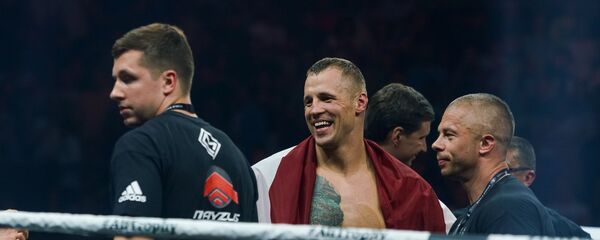 Полуфинал Всемирной боксерской суперсерии в Риге. Майрис Бриедис (Латвия) и Кшиштофа Гловацкого (Польша) - Sputnik Латвия