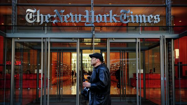 Люди  у входа в здание американской газеты Нью-Йорк Таймс в Нью-Йорке - Sputnik Латвия