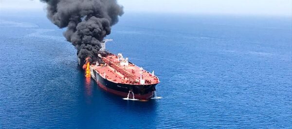 Огонь и дым от нефтяного танкера, атакованного у берегов Омана Огонь и дым от нефтяного танкера, атакованного у берегов Омана - Sputnik Latvija