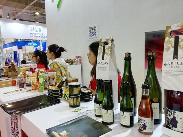 Компенсировать стагнацию и заместить инвестиции из РФ: Латвия идет в Китай - Sputnik Латвия