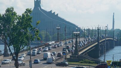 Каменный мост через Даугаву и здание Национальной библиотеки Латвии