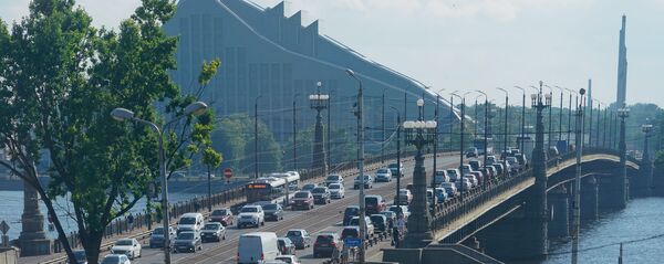 Каменный мост через Даугаву и здание Национальной библиотеки Латвии Каменный мост через Даугаву и здание Национальной библиотеки Латвии - Sputnik Latvija