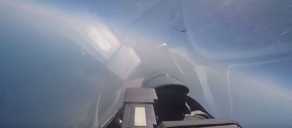 Перехват стратегического бомбардировщика ВВС США В-52Н российским Су-27 - Sputnik Латвия