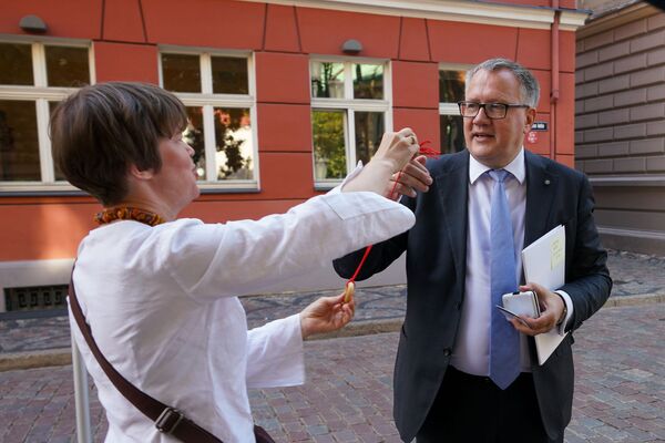 Бизнес Латвии уничтожен: экс-владелица ресторана Kinfield раздает баранки у Сейма - Sputnik Латвия