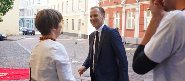 Акция протеста у дверей Сейма против налоговой политики Латвии. Депутат Сейма Алдис Гобземс получил от протестующих баранку - Sputnik Латвия