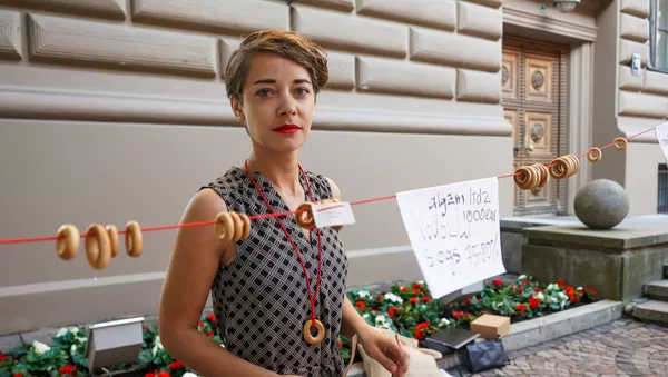 Акция протеста у дверей Сейма против налоговой политики Латвии. Владелица ресторана Kinfield Кристине Рожкалне - Sputnik Латвия