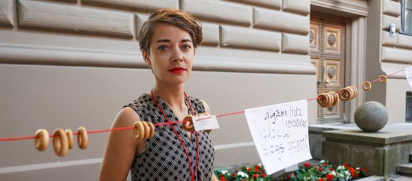 Акция протеста у дверей Сейма против налоговой политики Латвии. Владелица ресторана Kinfield Кристине Рожкалне - Sputnik Латвия