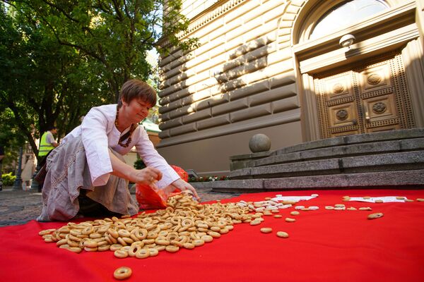 Бизнес Латвии уничтожен: экс-владелица ресторана Kinfield раздает баранки у Сейма - Sputnik Латвия