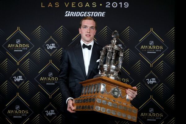 Кучеров получил главную индивидуальную награду НХЛ Кучеров получил главную индивидуальную награду НХЛ - Sputnik Латвия