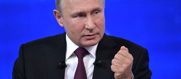 Президент РФ Владимир Путин отвечает на вопросы россиян в ходе прямой линии Президент РФ Владимир Путин отвечает на вопросы россиян в ходе прямой линии - Sputnik Latvija