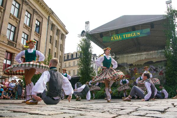 Латвия готовится к Лиго красиво: в Риге открылись Травяные рынки - Sputnik Латвия