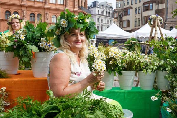 В преддверии праздника Лиго на Домской площади открылся Травяной рынок - Sputnik Латвия