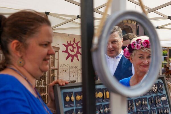 Латвия готовится к Лиго красиво: в Риге открылись Травяные рынки - Sputnik Латвия