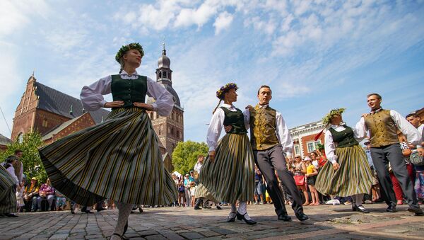 В преддверии праздника Лиго на Домской площади открылся Травяной рынок - Sputnik Latvija