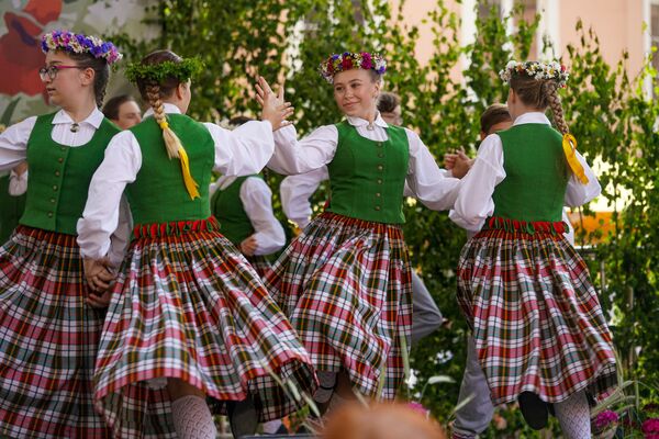 Латвия готовится к Лиго красиво: в Риге открылись Травяные рынки - Sputnik Латвия