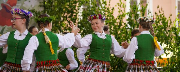 В преддверии праздника Лиго на Домской площади открылся Травяной рынок - Sputnik Латвия