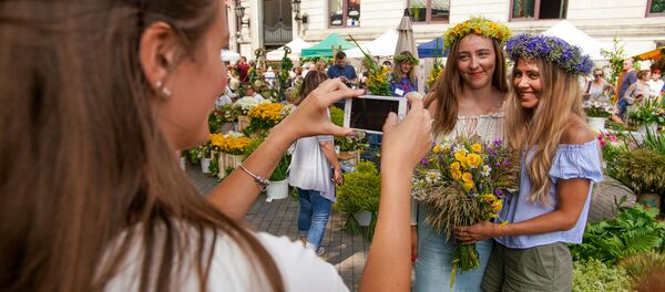В преддверии праздника Лиго на Домской площади открылся Травяной рынок - Sputnik Латвия