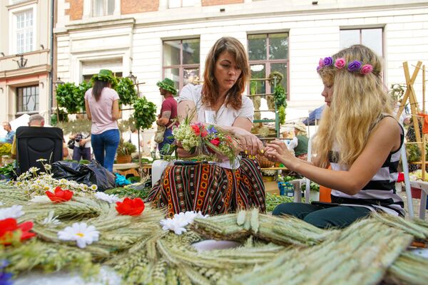 Латвия готовится к Лиго красиво: в Риге открылись Травяные рынки - Sputnik Латвия
