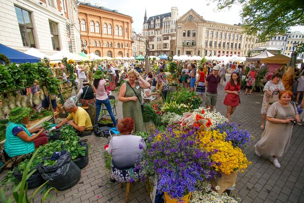 Латвия готовится к Лиго красиво: в Риге открылись Травяные рынки - Sputnik Латвия