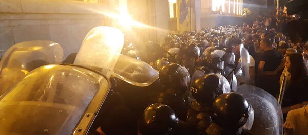 Акция протеста у здания парламента Грузии Акция протеста у здания парламента Грузии - Sputnik Latvija