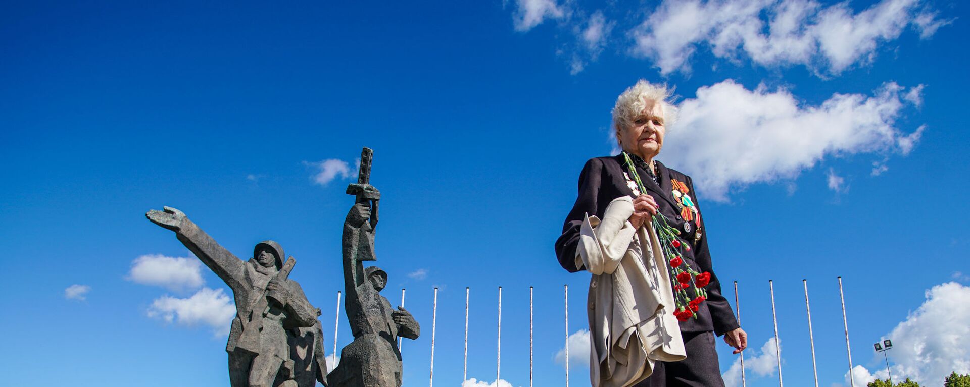 Ветеран у памятника Освободителям Риги - Sputnik Латвия, 1920, 18.09.2019