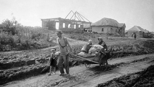 Семья уходит из родного дома, июль 1941 года - Sputnik Латвия