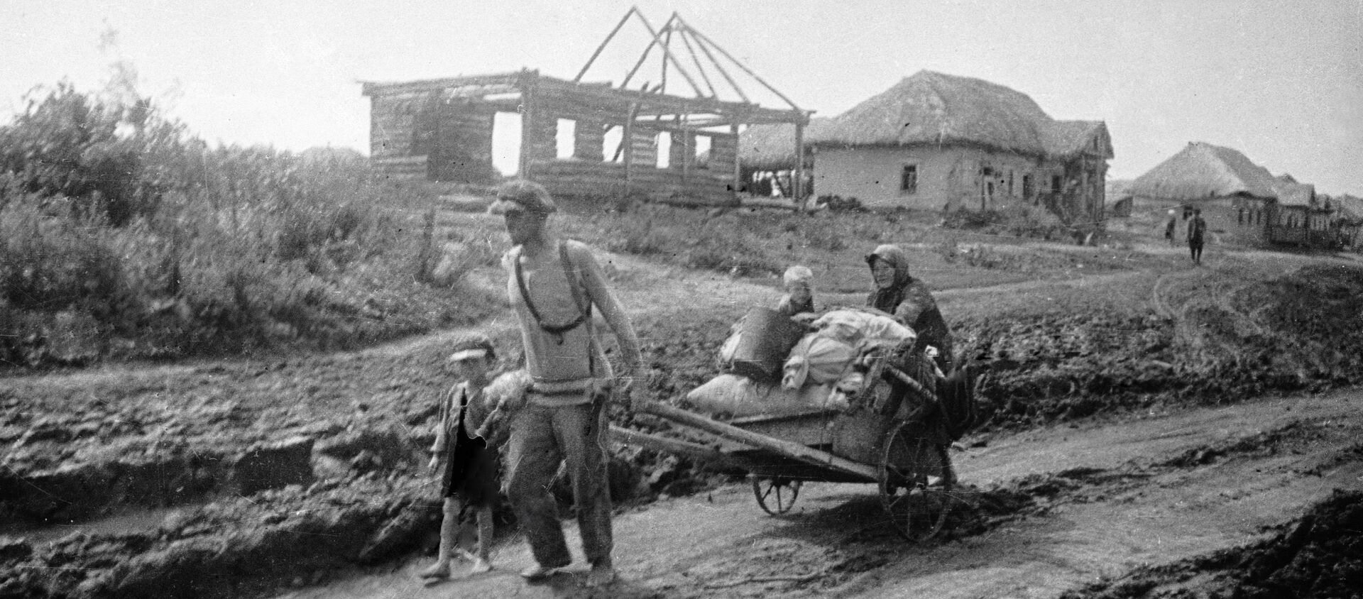 Семья уходит из родного дома, июль 1941 года - Sputnik Latvija, 1920, 28.06.2019