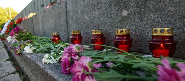 В День памяти и скорби рижане зажгли свечи у памятника Освободителям Риги В День памяти и скорби рижане зажгли свечи у памятника Освободителям Риги - Sputnik Latvija