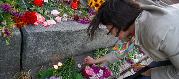 В День памяти и скорби рижане зажгли свечи у памятника Освободителям Риги В День памяти и скорби рижане зажгли свечи у памятника Освободителям Риги - Sputnik Latvija